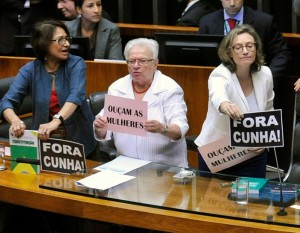 Mulheres se rebelam contra manobras de Cunha