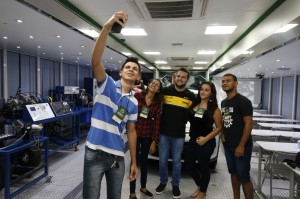 Felipe Fraga participa de Pit Stop na unidade automotiva do SENAI na Fenepalmas