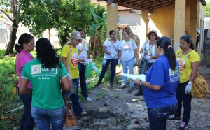 Agentes de endemias entram em casas abandonadas para combater mosquito da dengue