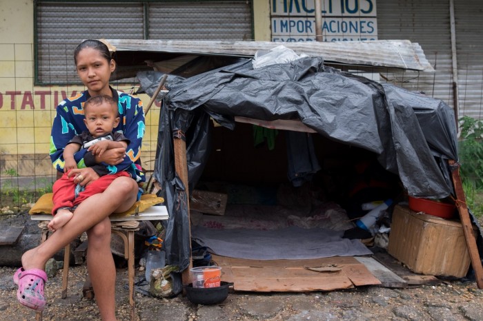 Sem dinheiro venezuelanos acampam as margens de rodovia na fronteira do Brasil