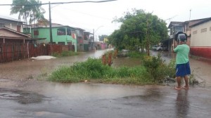 Moradores relatam prejuizos com alagamentos proximos a canal