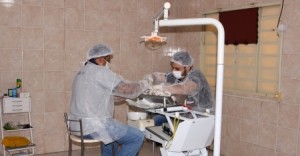 Servidor aproveita cadeira odontologica e cria mesa cirurgica para castracao de animais