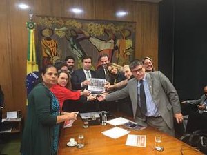 Grupo entrega manifesto contra a liberacao da caca no Brasil