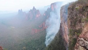 Brigadistas apagar incendio Parque Nacional de Chapada dos Guimaraes