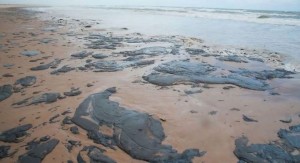 Sergipe decreta situacao de emergencia apos oleo contaminar praias