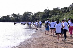 Voluntarios recolhem lixo