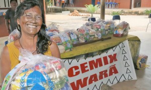 Mais estudantes indigenas recebem kits